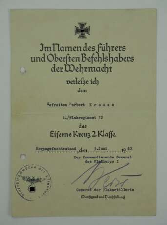 Eisernes Kreuz, 1939, 2. Klasse Urkunde für einen Gefreiten der 4./ Flakregiment 12. - Foto 1