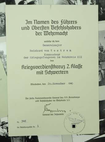Kriegsverdienstkreuz, 2. Klasse mit Schwertern Urkunde für einen Generalmajor und Kommandeur der Kriegsgefangenen im Wehrkreis XII. - photo 2