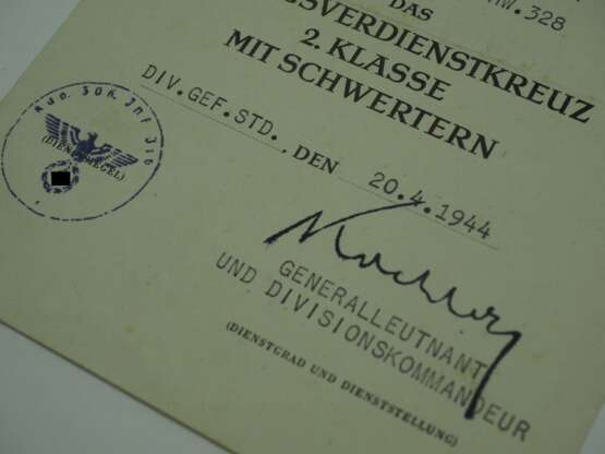 Kriegsverdienstkreuz, 2. Klasse mit Schwertern Urkunde für einen Obergefreiten der 4. Fahrhalbschw. 328. - Foto 2