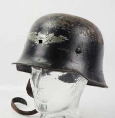 Luftschutz: Schutzhelm.