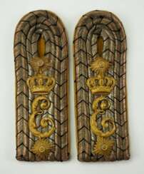 Preussen: Paar Schulterstücke für einen Hauptmann im Königin Elisabeth Garde-Grenadier-Regiment Nr. 3.