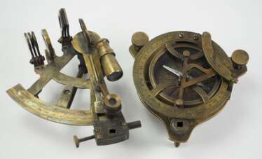 Sextant und Kompass.