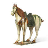 A LARGE SANCAI-GLAZED HORSE - фото 2