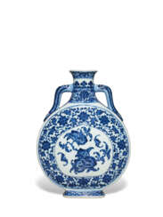 A FINE MING-STYLE BLUE AND WHITE MOON FLASK