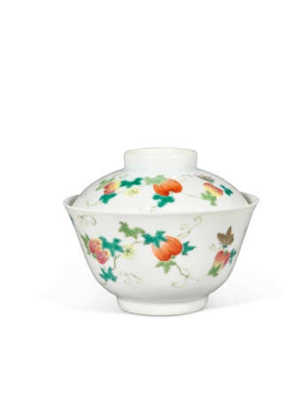 A PAIR OF FAMILLE ROSE `MELON AND BUTTERFLY` BOWLS AND COVERS - фото 2