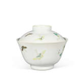 A PAIR OF FAMILLE ROSE `MELON AND BUTTERFLY` BOWLS AND COVERS - Foto 4