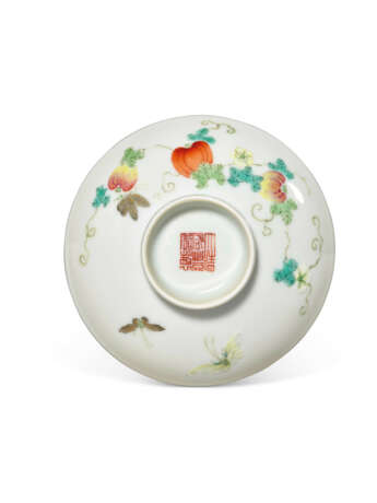 A PAIR OF FAMILLE ROSE `MELON AND BUTTERFLY` BOWLS AND COVERS - фото 5