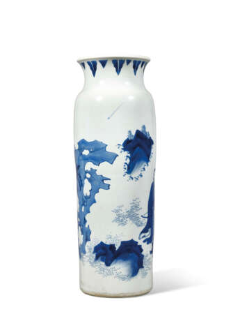 A BLUE AND WHITE ‘FIGURAL’ SLEEVE VASE - photo 2