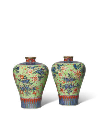 A PAIR OF LIME-GREEN GROUND IRON-RED DECORATED BLUE AND WHITE VASES, MEIPING - photo 1