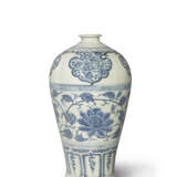 A VERY RARE BLUE AND WHITE ‘PEONY’ MEIPING - photo 2