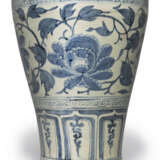 A VERY RARE BLUE AND WHITE ‘PEONY’ MEIPING - photo 4