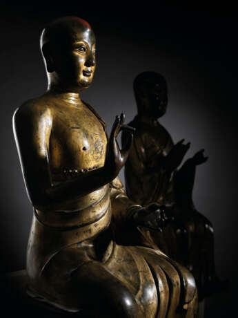 AN EXCEEDINGLY RARE PAIR OF GILT-BRONZE SEATED LUOHAN FIGURES - фото 2