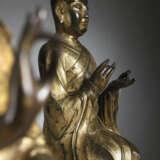 AN EXCEEDINGLY RARE PAIR OF GILT-BRONZE SEATED LUOHAN FIGURES - Foto 3