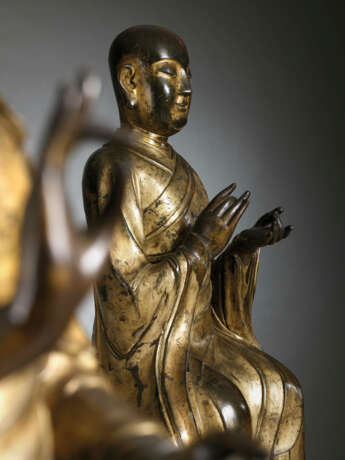 AN EXCEEDINGLY RARE PAIR OF GILT-BRONZE SEATED LUOHAN FIGURES - фото 3