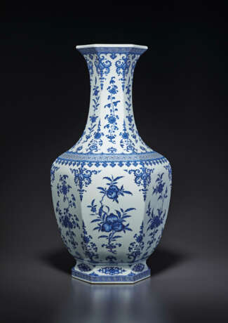 A FINE MAGNIFICENT AND LARGE BLUE AND WHITE ‘SANDUO’ HEXAGONAL VASE - photo 1