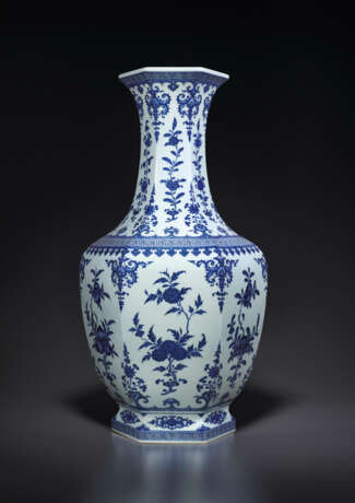A FINE MAGNIFICENT AND LARGE BLUE AND WHITE ‘SANDUO’ HEXAGONAL VASE - фото 2