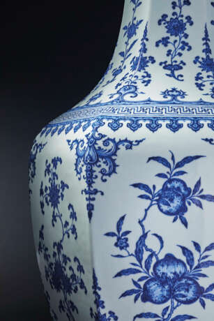 A FINE MAGNIFICENT AND LARGE BLUE AND WHITE ‘SANDUO’ HEXAGONAL VASE - фото 3