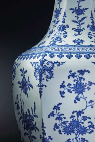 A FINE MAGNIFICENT AND LARGE BLUE AND WHITE ‘SANDUO’ HEXAGONAL VASE - Foto 4