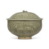 A RARE YAOZHOU CARVED CELADON BOWL AND COVER - фото 1