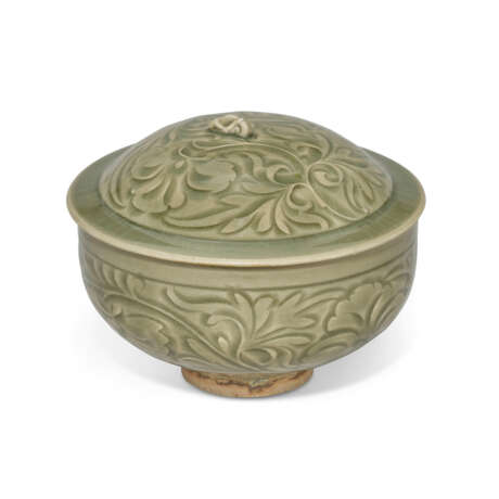 A RARE YAOZHOU CARVED CELADON BOWL AND COVER - photo 2