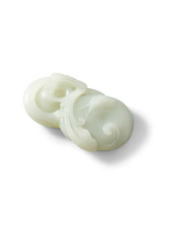 A CARVED WHITE JADE ‘LINGZHI’ PENDANT - Foto 1