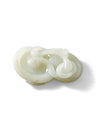 A CARVED WHITE JADE ‘LINGZHI’ PENDANT - photo 2