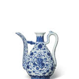 A BLUE AND WHITE ‘PEACH AND LOQUAT’ PEAR-SHAPED EWER - Foto 1