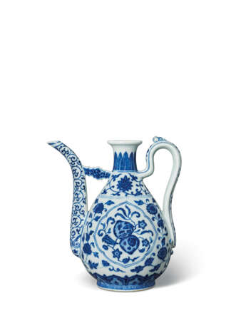 A BLUE AND WHITE ‘PEACH AND LOQUAT’ PEAR-SHAPED EWER - Foto 1