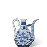 A BLUE AND WHITE ‘PEACH AND LOQUAT’ PEAR-SHAPED EWER - photo 2