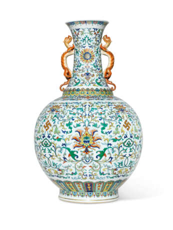 A MAGNIFICENT AND EXTREMELY RARE LARGE DOUCAI VASE - фото 1