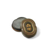 AN IMPERIAL INSCRIBED SONGHUA ‘SUN AND MOON’ INKSTONE, GILT AND POLYCHROME LACQUERED BOX AND COVER - фото 1