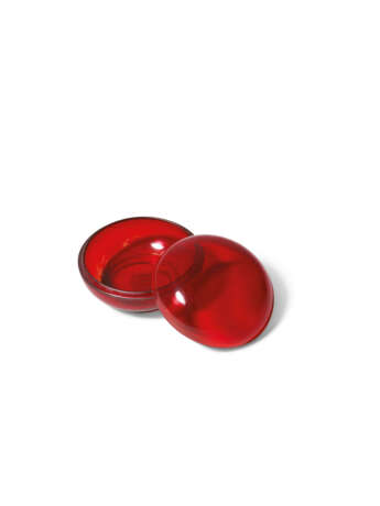 A SMALL IMPERIAL RED GLASS CIRCULAR SEAL PASTE BOX AND COVER - Foto 1