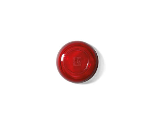A SMALL IMPERIAL RED GLASS CIRCULAR SEAL PASTE BOX AND COVER - photo 3