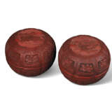 AN IMPORTANT PAIR OF CARVED CINNABAR LACQUER ‘LANDSCAPE’ IMPERIAL LOBED BOXES AND COVERS - Foto 1