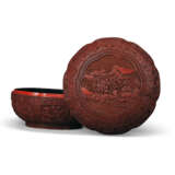 AN IMPORTANT PAIR OF CARVED CINNABAR LACQUER ‘LANDSCAPE’ IMPERIAL LOBED BOXES AND COVERS - Foto 2