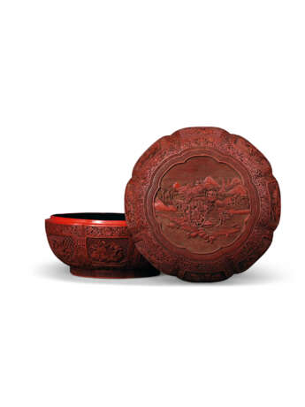 AN IMPORTANT PAIR OF CARVED CINNABAR LACQUER ‘LANDSCAPE’ IMPERIAL LOBED BOXES AND COVERS - Foto 3