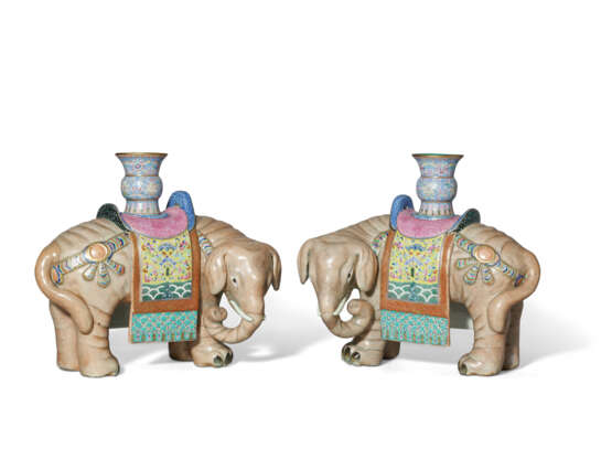 A PAIR OF FAMILLE ROSE ‘ELEPHANT AND VASE’ CANDLE HOLDERS - фото 1