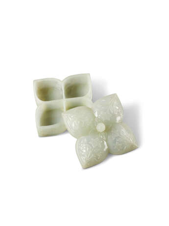 A MUGHAL-STYLE PALE CELADON JADE QUATREFOIL BOX AND COVER - фото 1