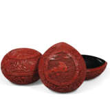 A PAIR OF CARVED CINNABAR LACQUER `SANDUO` PEACH-FORM BOXES AND COVERS - Foto 1