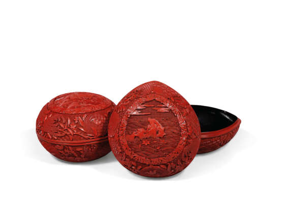 A PAIR OF CARVED CINNABAR LACQUER `SANDUO` PEACH-FORM BOXES AND COVERS - фото 1