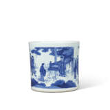 A BLUE AND WHITE `ROMANCE OF THE THREE KINGDOMS` BRUSHPOT - Foto 1