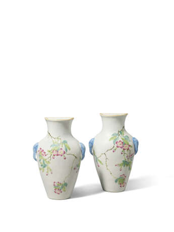 A FINE PAIR OF WHITE-GROUND FAMILLE ROSE ‘PRUNUS` WALL VASES - фото 1