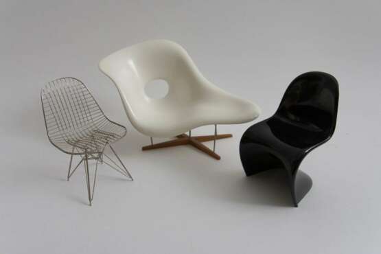 VITRA DESIGN Miniatur Stühle, nach Originalen, Metall/Plastik, um 1990 - фото 1