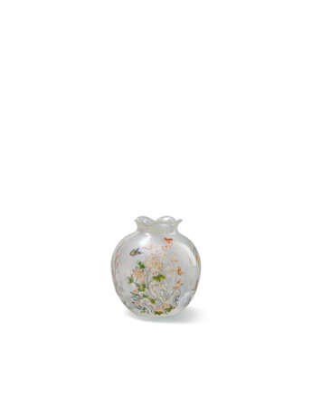 A VERY RARE AND EXQUISITE ENAMELLED ‘FOUR SEASONS’ POMEGRANATE-FORM GLASS WATER POT - photo 3