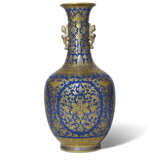 A GILT-DECORATED POWDER BLUE-GROUND `LOTUS` VASE - фото 1