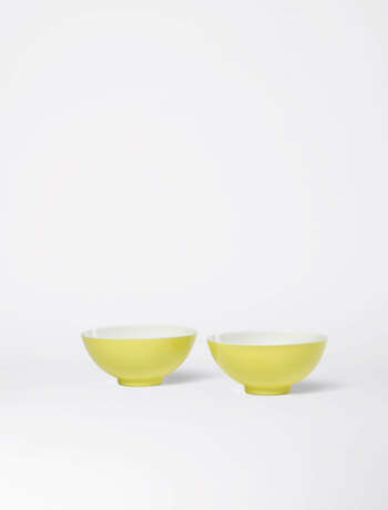 A PAIR OF IMPERIAL LEMON-YELLOW-ENAMELLED CUPS - фото 1