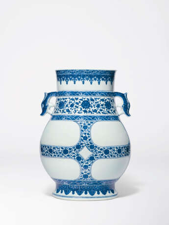 A VERY LARGE AND RARE BLUE AND WHITE ARCHAISTIC VASE, HU - Foto 1