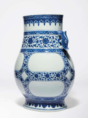 A VERY LARGE AND RARE BLUE AND WHITE ARCHAISTIC VASE, HU - photo 2