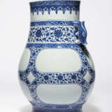 A VERY LARGE AND RARE BLUE AND WHITE ARCHAISTIC VASE, HU - Foto 2