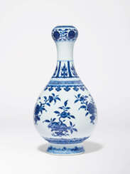 A FINE BLUE AND WHITE ‘FRUITS AND FLOWERS’ GARLIC-MOUTH VASE, SUANTOUPING